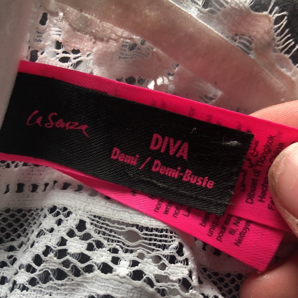 Cute white laced bra. - Picture 3 of 4